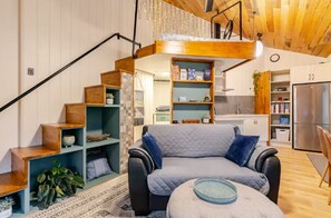 TV connectée, cheminée, livres