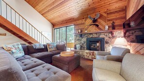 Smart TV, DVD player - Pet-Friendly Rustic Home, Washer/Dryer, Mountain Views, Steps to the Shuttle (Mammoth Lakes)