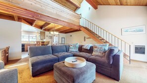 Smart TV, DVD player - Pet-Friendly Rustic Home, Washer/Dryer, Mountain Views, Steps to the Shuttle (Mammoth Lakes)