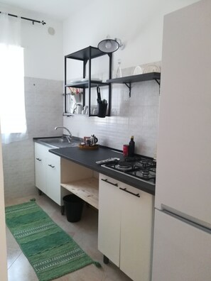 Kühlschrank, Herdplatte, Geschirrspüler, Mixer