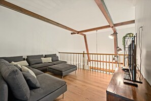 Smart TV, fireplace, stereo