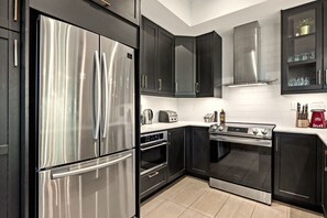 Køleskab, mikrobølgeovn, ovn, kogeplade