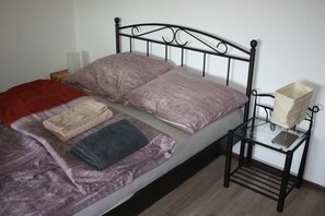 1 bedroom, desk, free WiFi, bed sheets