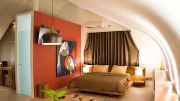 Frigobar (abastecido com itens grátis), cofres nos quartos, escrivaninha