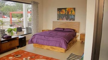 Kamar Deluks | Minibar gratis, brankas, meja kerja, dan ruang kerja ramah laptop