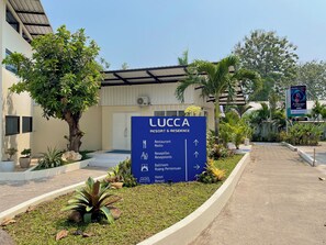 Señalización para LUCCA RESORT & RESIDENCE con flechas indicando la dirección al restaurante, recepción, salón de baile y hotel.