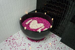 King Villa (Bathtub) | Baño | Regadera, secadora de cabello, pantuflas, bidet