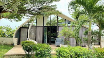 King Villa | Minibar (free items), in-room safe, desk, laptop workspace