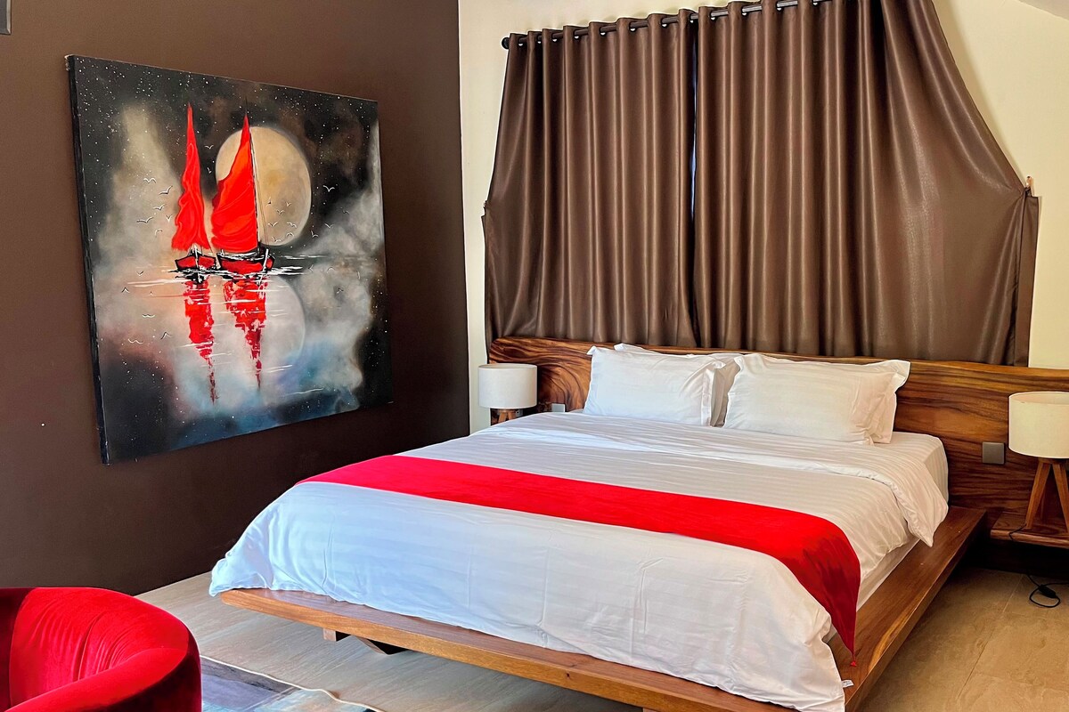 Minibar gratis, brankas, meja kerja, dan ruang kerja ramah laptop
