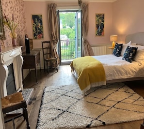 3 bedrooms, iron/ironing board, travel cot, free WiFi - A beautiful house overlooking the Nantes-Brest canal in the medieval town of Josselin (Josselin)