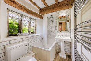 Combined shower/bathtub - Three bedroom Cotswold holiday home near Bourton-on-the-Water -The Old Farmhouse (Little Rissington, near Bourton-on-the-Water)