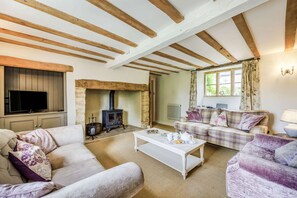 TV, fireplace - Three bedroom Cotswold holiday home near Bourton-on-the-Water -The Old Farmhouse (Little Rissington, near Bourton-on-the-Water)