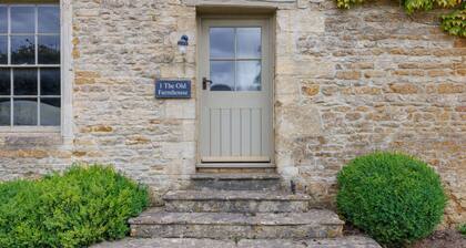 Three bedroom Cotswold holiday home near Bourton-on-the-Water -The Old Farmhouse