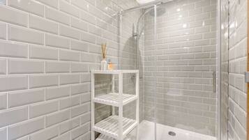 Douche, sĂšche-cheveux