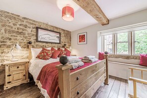 2 bedrooms, desk, iron/ironing board, travel crib