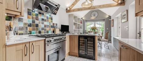 Kjøleskap, mikrobølgeovn, ovn og kokeplater