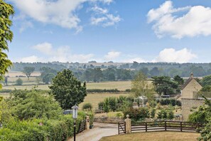 Property grounds - Stylish Cotswold holiday cottage with a superb garden - Windrush, Salford (Salford, near Chipping Norton)