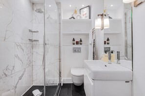 Shower, hair dryer, towels - Lady on the Lane, 2 bed Primrose Hill - by Out of Office Lifestyle (London)