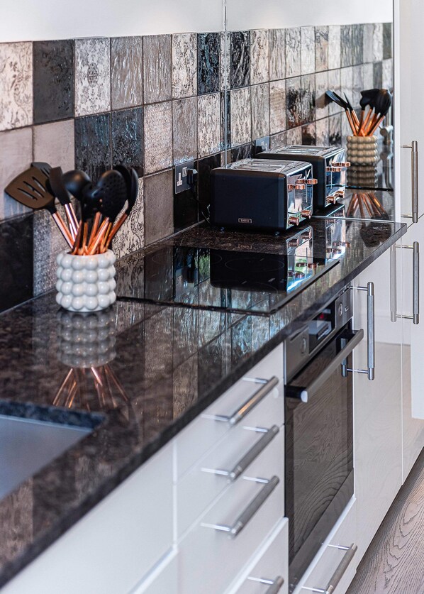 Coffee/tea maker, fridge, microwave, oven