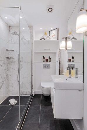 Douche, sèche-cheveux, serviettes fournies