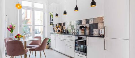 Réfrigérateur, four à micro-ondes, un four, surface de cuisson