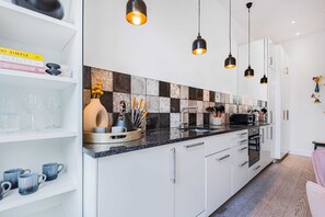 Coffee/tea maker, fridge, microwave, oven