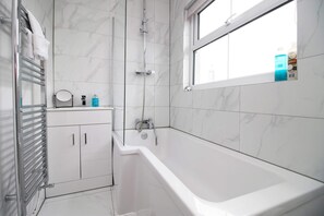 Bathtub, towels