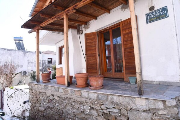 BBQ/picnic area - 2 Bedroom Art House in Kavala (Kavala)