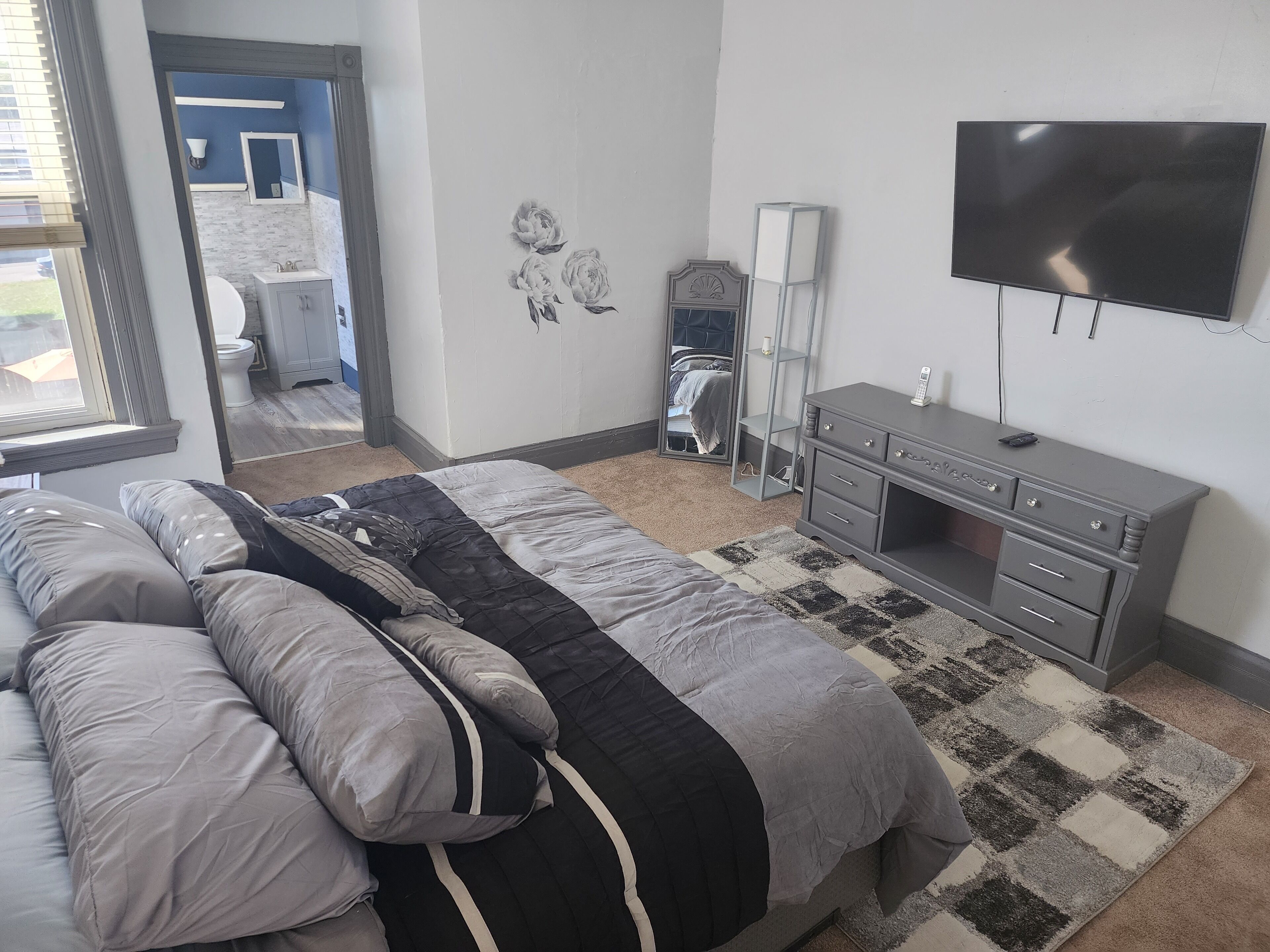 Brick Row House Modern &Cozy  7 min from Downtown