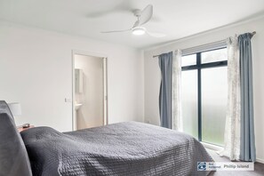 4 bedrooms, free WiFi - Water views150m from safe beach, 2 STORY holiday house in Ventnor free WIFI (Ventnor)