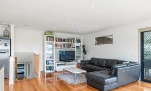TV - Water views150m from safe beach, 2 STORY holiday house in Ventnor free WIFI (Ventnor)
