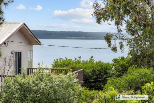 Water views150m from safe beach, 2 STORY holiday house in Ventnor free WIFI