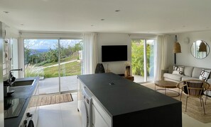 Fridge, microwave, oven, stovetop - Lovely 2 bedrooms apartment, sea view and infinity pool (St Jean)