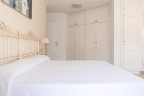 2 bedrooms, iron/ironing board, free WiFi
