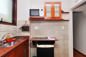 Frigobar, micro-ondas, cooktop, cafeteira/chaleira