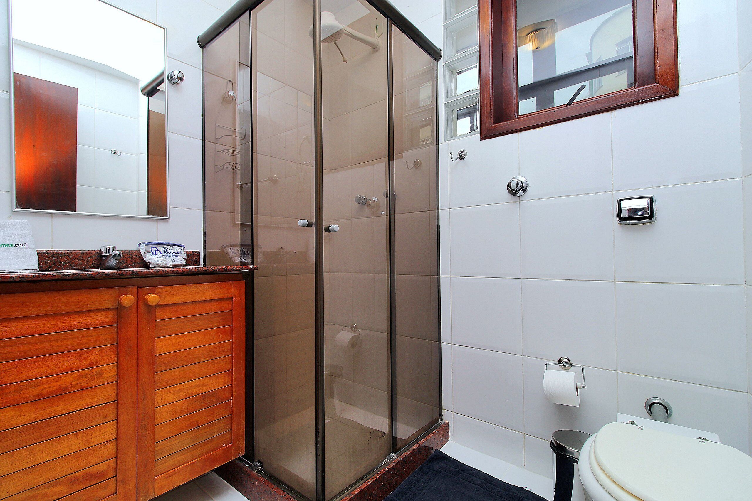 Ducha, secador de pelo, toallas y jabón