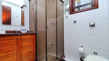 Ducha, secador de pelo, toallas y jabón