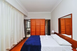 1 habitación, espacio para trabajar con laptop y cuna de viaje 