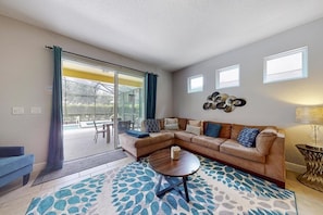 House, 5 Bedrooms | Living room