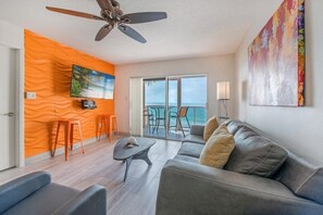 Condo, 2 habitaciones | Sala de estar | Televisión de pantalla plana