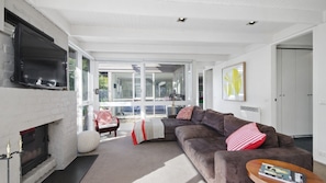 Smart TV, fireplace - Bagnalls Point Lonsdale (POINT LONSDALE)