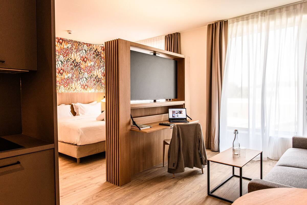 Bộ đồ giường cao cấp, nệm có lớp đệm bông, minibar 