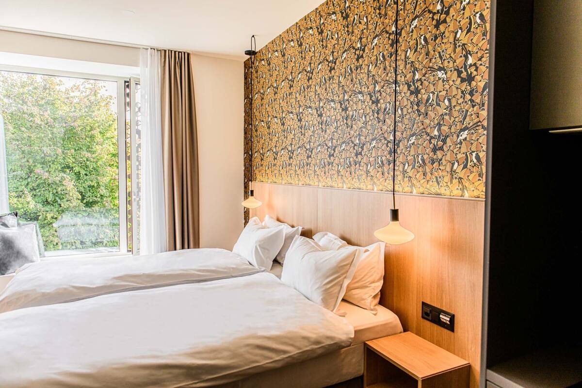 Bộ đồ giường cao cấp, nệm có lớp đệm bông, minibar 