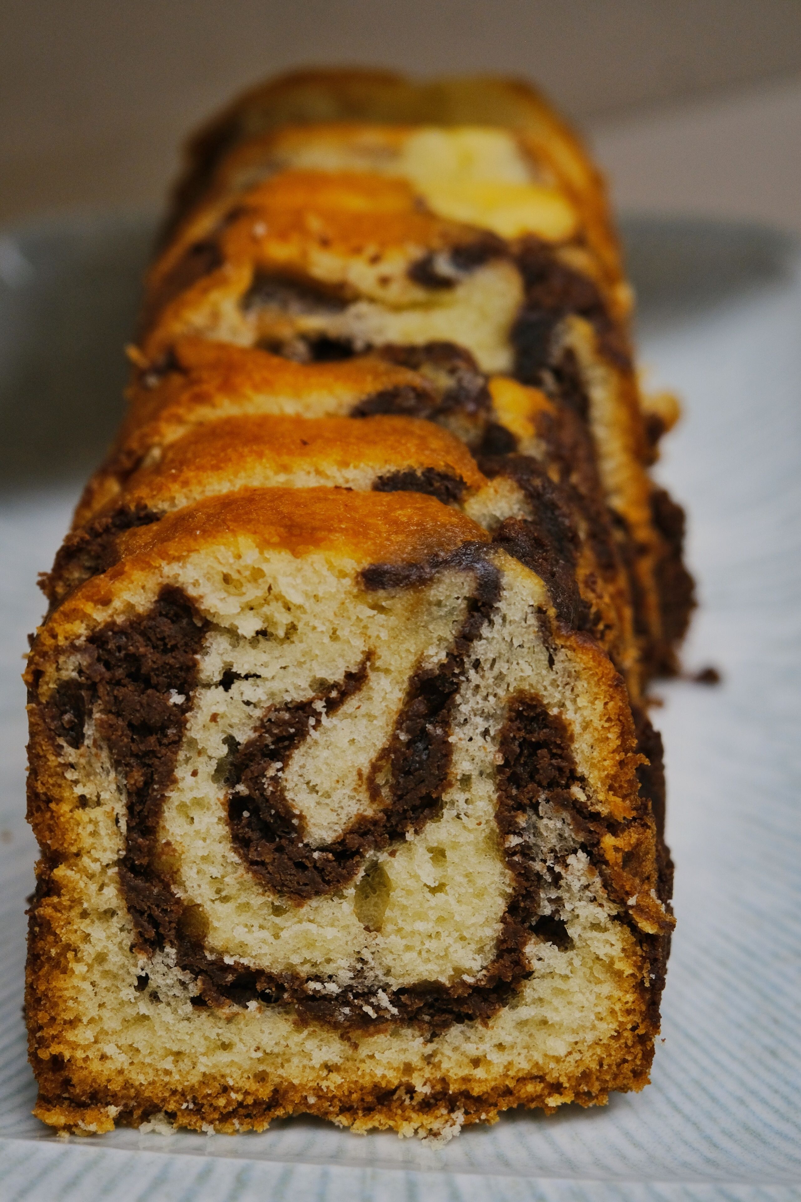 Un pastel mármol con remolinos de chocolate.