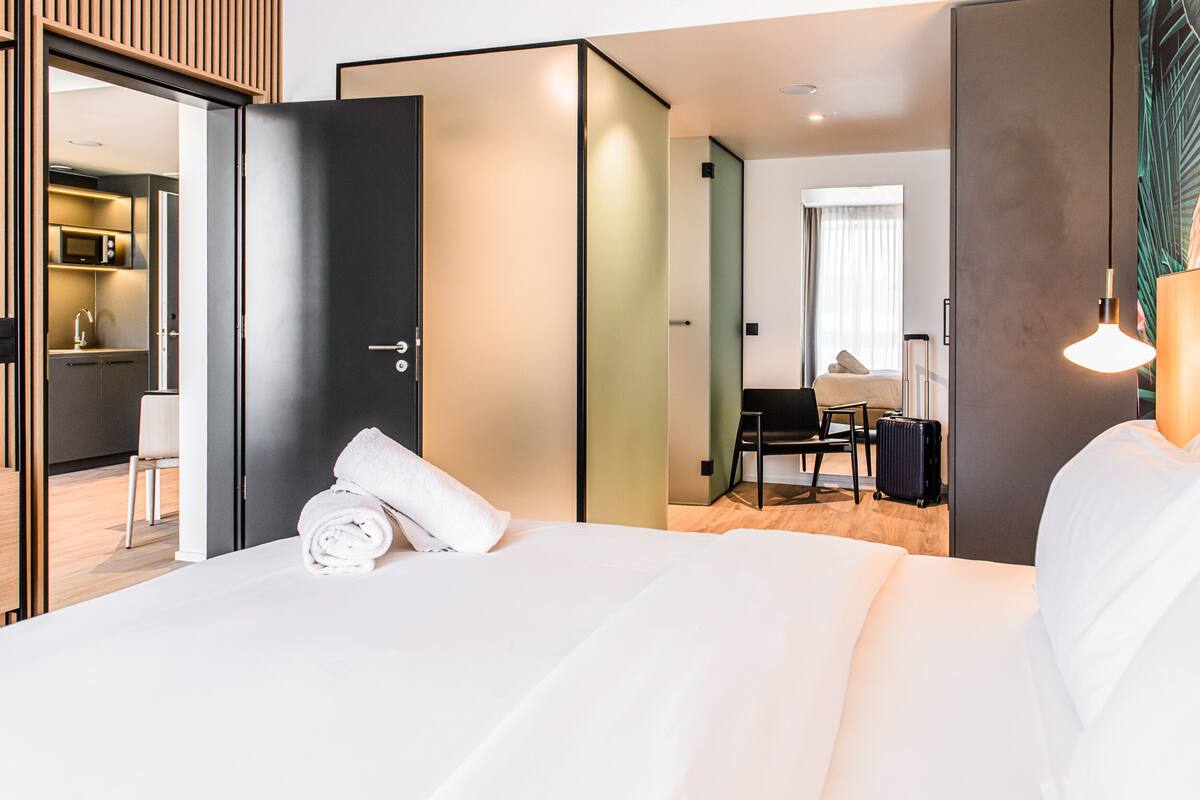 Phòng Suite Deluxe | Bộ đồ giường cao cấp, nệm có lớp đệm bông, minibar 