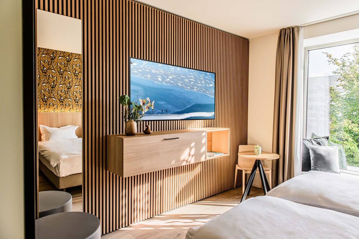 Bộ đồ giường cao cấp, nệm có lớp đệm bông, minibar 