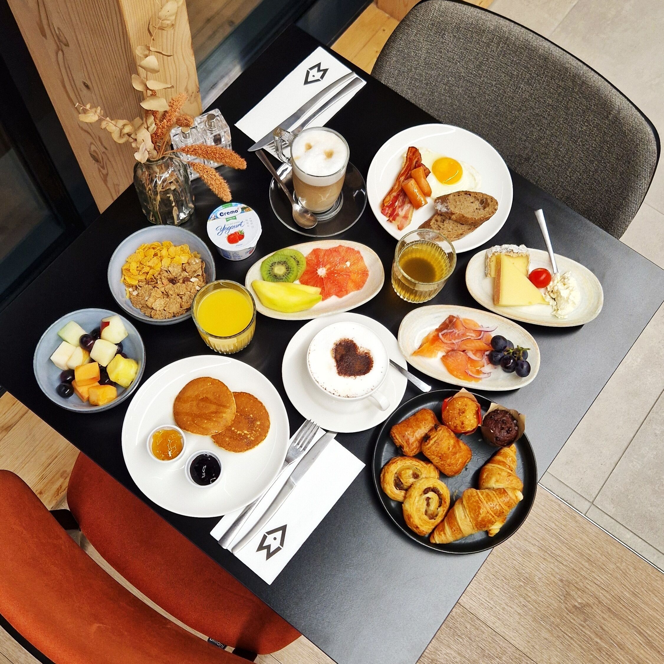 Tägliches Frühstücksbuffet (25 CHF pro Person)