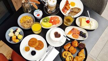 Päivittäinen buffetaamiainen (25 CHF per henkilö)