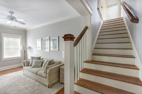 Televisión, chimenea y oficina 