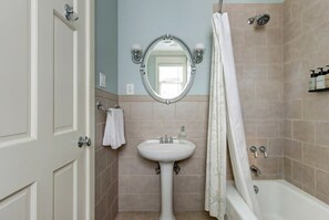 Bathtub, hair dryer, towels, shampoo - Renewed Historic Carriage House at Harcourt Manor (Savannah)